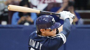 동점포 쏘아올린 김도영…09km 커브로 日타자 잠재운 류현진