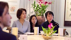 “밥 안 주시나요?” 김혜경 여사, 싱가포르 ‘해녀의 부엌’ 찾아 격려