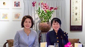 “밥 안 주시나요?” 김혜경 여사, 싱가포르 ‘해녀의 부엌’ 찾아 격려