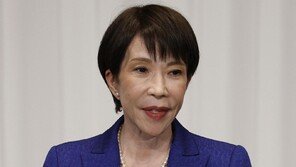 다카이치 “합법적 선물” 해명에… 유권자 54% “납득 안돼”