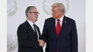 美 손잡는 英, 軍기지 사용 승인… “佛, 군함 2척 파견”