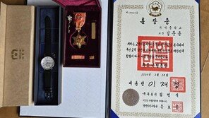 ‘尹 훈장’ 거부한 교장…3년만에 李대통령 훈장 받고 “감사”