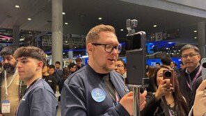 “로봇 팔 나왔다”…캠 360도 회전하는 中 아너 로봇폰