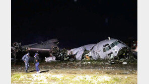 현금 수송기 추락해 22명 사망…돈 주우러 수백명 달려들어