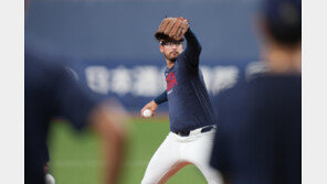 ‘코리아’ 새긴 유니폼 입고 마운드 오른 더닝, 실점 없는 첫 승리 안겨