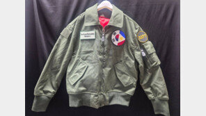 李대통령, 필리핀 대통령에 ‘공군 조종사 항공 점퍼-금거북선’ 선물