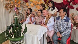 태국 한 신부에 두 신랑 ‘3인 혼례’ 화제…남편 두명은 ‘절친’