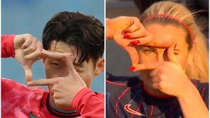美 여자축구 대표팀 주장, 손흥민 ‘찰칵’ 세리머니 재현