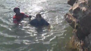 인천 영흥도 해식동굴 구경하다 고립…해경, 여성 2명 구조