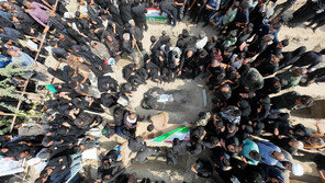 “전쟁 없는 곳으로”…공습에 숨진 이란 어린이 160명 장례식