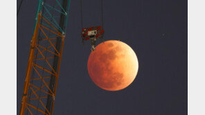 서울에 뜬 ‘붉은 달’