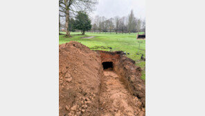 영국 골프장 ‘싱크홀’ 파보니…130년 전 사라진 대저택 ‘와인 저장고’였다