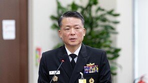 [속보]국방부 ‘계엄연루’ 중징계에…강동길 해군참모총장 사의