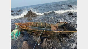 제주 우도 해안 폐목선서 北노동신문 추정 종이 발견