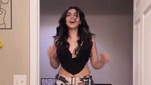 하메네이 사망 뒤 ‘트럼프 댄스’로 유명해진 이란 여성 “그 여자가 저예요”