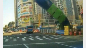 차량 앞서 쓰러진 천공기…1초차로 참사 피했다