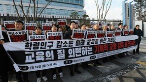 여전히 빽빽한 한국 교실…“교사 4만명 더 늘려야” 주장도