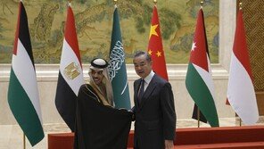 中왕이 “중동 특사 파견해 중재 나설 것”…사우디·UAE와 통화