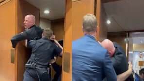 美 전 해병대원, 의회서 이란 공습 항의하다 끌려나가…팔 부러져