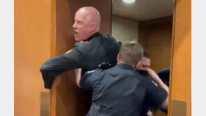 “우리 아들-딸 왜 죽어야하나” 항의…팔 부러진채 끌려나갔다