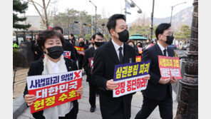 ‘검은 마스크’ 장동혁 “권력이 판결문 쓰는 나라, 법치는 없다”