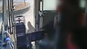 요금통을 발로 뻥뻥…“자리에 앉아달라” 버스기사 말에 화 나서