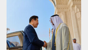 원유·공항 선뜻 내준 UAE…17년 이어진 ‘동행 외교’ 덕 봤다
