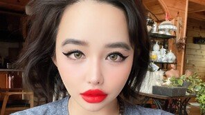 박봄, 산다라박 저격 후 근황 셀카 공개…짙게 바른 립스틱