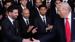 전쟁 중 백악관서 MLS 우승 축하행사 연 트럼프…메시 만나 “호날두, 대단해”