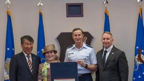 캐빈 슈나이더 美 태평양 공군 사령관, 한국이름 ‘신태우’ 선물 받아 