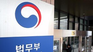 ‘그림자 아이들’ 페버 가족, 韓서 4년 더 산다