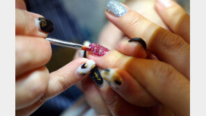 젤 네일 때문에 목숨 잃을 뻔…네일 아티스트 긴급 호출한 사연