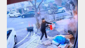 쉬는 날도 몸이 먼저…소화기 들고 상가로 달려간 부부 소방관
