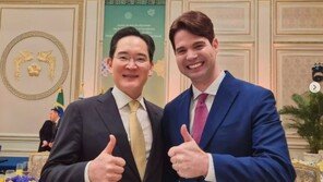 이재용, 국빈 만찬장서 “제가 할게요”…사회자 갤럭시 조작 서툴자 ‘솔선’