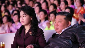 김정은, 주애와 손깍지 끼고 공연 관람…리설주·김여정도 동행
