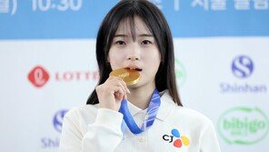 ‘스노보드 금메달리스트’ 최가온 “4년 뒤, 더 잘 타는 선수가 목표”