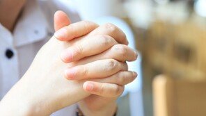 “그 손으로 애 만지냐”…학부모가 유치원 교사에 ‘투명 손톱강화제’ 지적