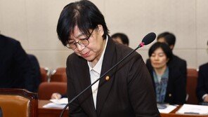 정은경, 코로나 백신 이물 논란에 “방역책임자로서 송구”