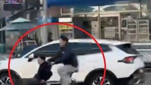 “목숨건 서커스냐”…자전거 핸들 앞에 사람 태우고 위험한 질주(영상)