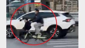 “목숨건 서커스냐”…자전거 핸들 앞에 사람 태우고 위험한 질주(영상)