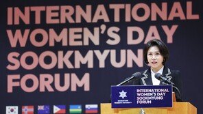 김혜경 여사 “광장서 민주주의 지켜낸 여성들…연대의 힘 상징”