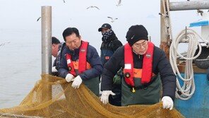 “정치적 짝꿍”…팔짱끼고 인천 새우잡이배 오른 정청래-박찬대