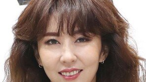 가수 김완선, 뉴욕서 회화 개인전