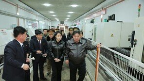 김정은, 주애와 군수공장 방문해 권총 사격…“군수공업 현대화” 강조