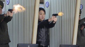 군수공장 찾은 김주애, 軍간부와 나란히 신형권총 사격