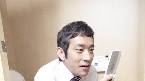 화장실서 스마트폰 보는 습관, 치질 위험 46% 높인다