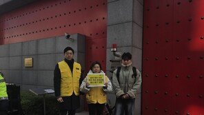“中에 구금된 엄마 북송 막아주세요”…中대사관에 호소한 탈북민 아들