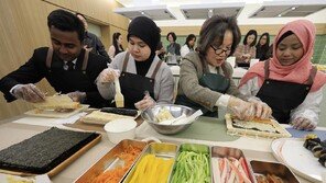 외국 유학생들 ‘K김밥’ 체험