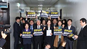 군소정당의 비애, 회의장앞 항의시위 [정치 한 컷]