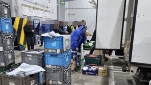 새벽배송 현장에 나타난 쿠팡 대표…‘로켓프레시’ 가방 실어